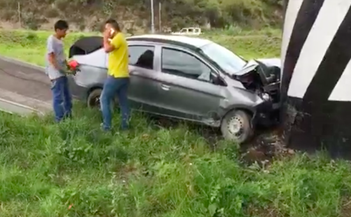 Conductor se impacta en puente del Molinito